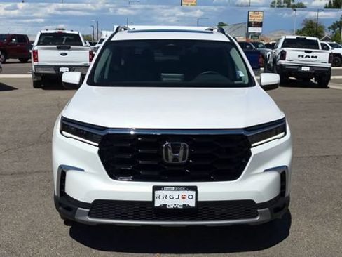 Used 2025 Honda Pilot Touring image 3