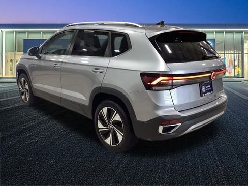 Certified 2025 Volkswagen Taos SE w/ Panoramic Sunroof Package image 14