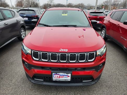 Used 2025 Jeep Compass Latitude image 2