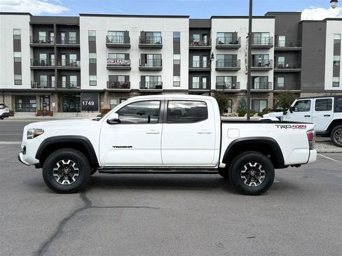 Used 2021 Toyota Tacoma TRD Off-Road w/ TRD Premium Off Road Package AWD/4WD image 4