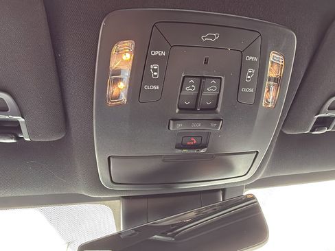 Used 2025 Toyota Sienna Platinum image 27