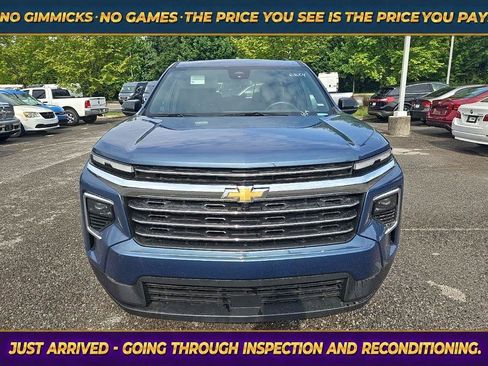 Used 2025 Chevrolet Traverse LT FWD image 2