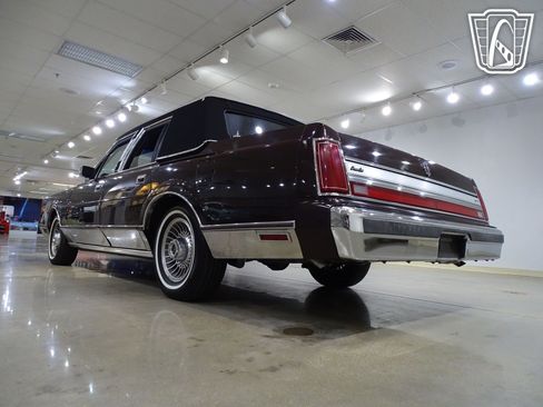 Used 1988 Lincoln Town Car image 10