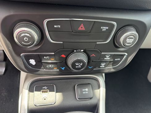 Used 2018 Jeep Compass Latitude w/ Popular Equipment Group FWD image 15