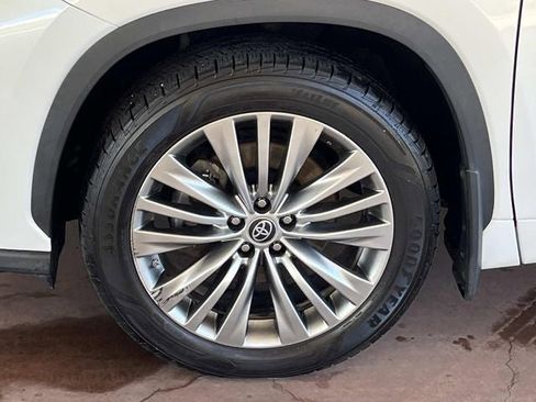 Used 2022 Toyota Highlander Platinum image 11