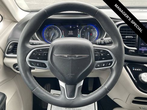 Used 2023 Chrysler Pacifica Touring-L FWD image 19