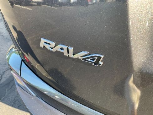 Used 2018 Toyota RAV4 LE AWD/4WD image 6