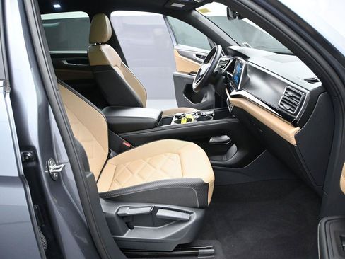 Used 2024 Volkswagen Atlas Cross Sport SE w/ Panoramic Sunroof Package AWD/4WD image 17