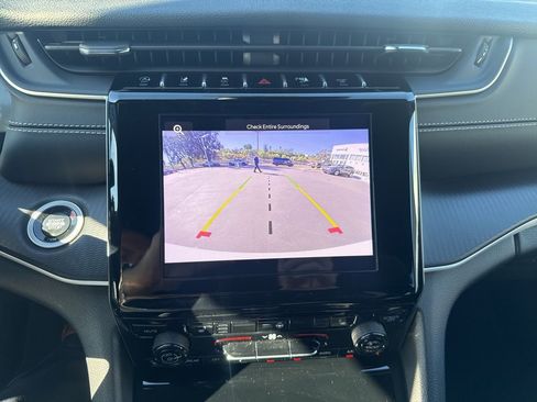 Certified 2024 Jeep Grand Cherokee Laredo w/ Luxury Tech Group I image 20