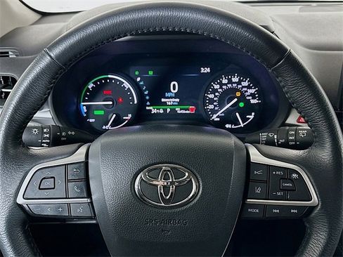 Used 2025 Toyota Sienna XLE image 12