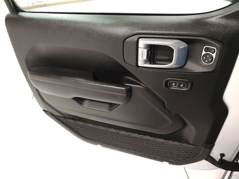 Used 2025 Jeep Wrangler Unlimited Rubicon AWD/4WD image 9