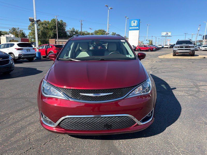 Used 2019 Chrysler Pacifica Touring-L w/ Tire & Wheel Group FWD image 2