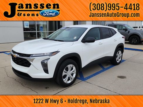 Used 2025 Chevrolet Trax LS image 2