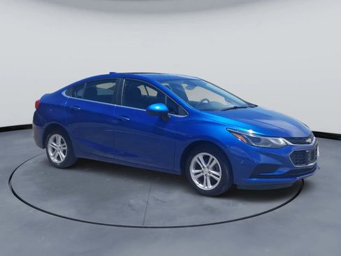 Used 2018 Chevrolet Cruze LT FWD image 3