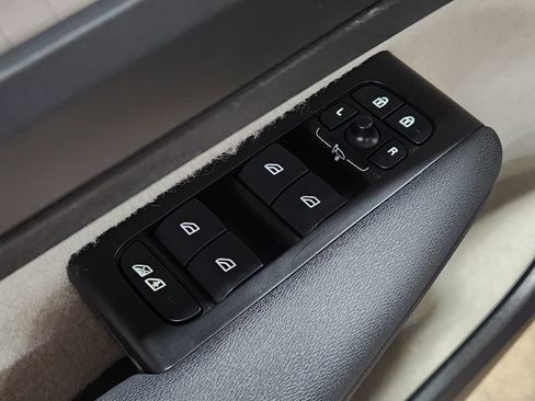 Used 2021 Volvo XC40 T5 Momentum w/ Premium Package image 44