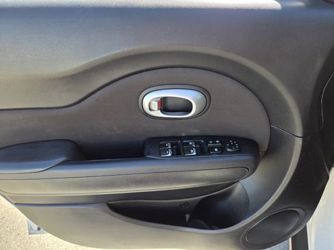 Used 2018 Kia Soul + image 17