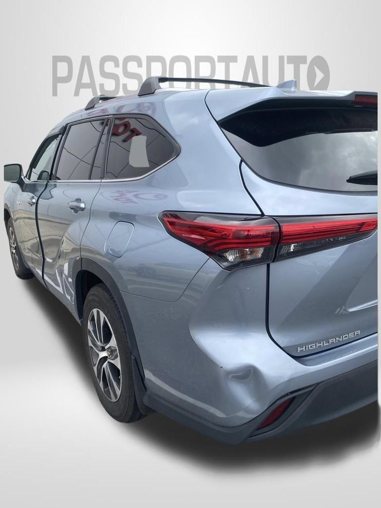 Used 2021 Toyota Highlander XLE AWD/4WD image 1