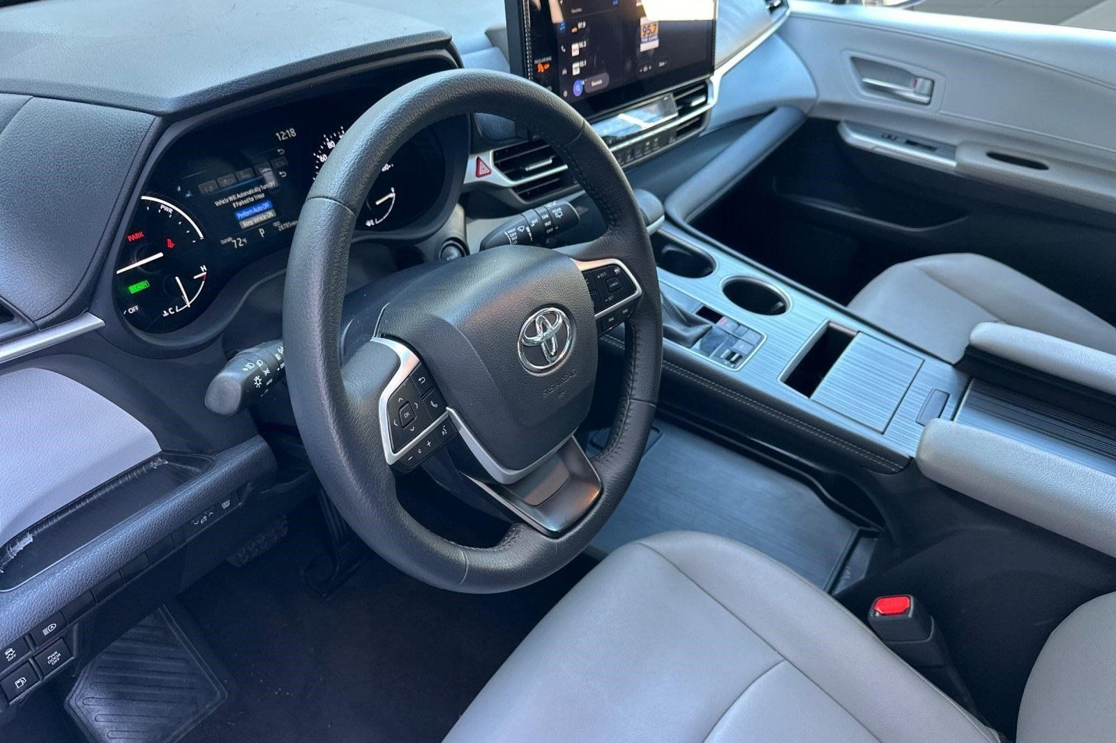 Used 2026 Toyota Sienna XLE FWD image 4