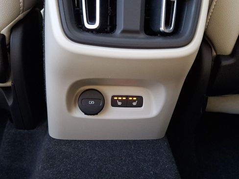 Certified 2024 Volvo XC40 B5 Plus w/ Protection Package Premier AWD/4WD image 11