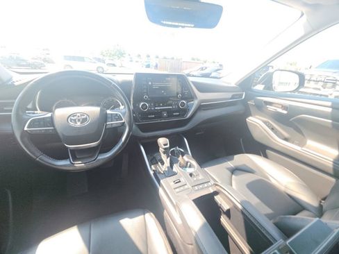 Used 2022 Toyota Highlander XLE AWD/4WD image 27