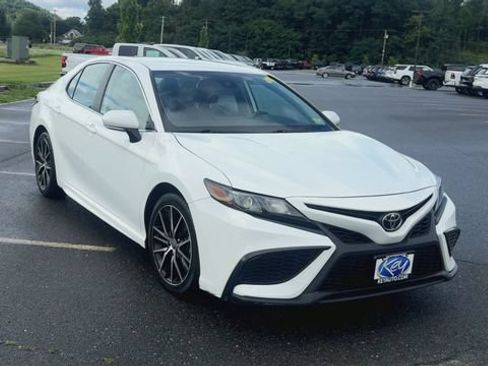 Used 2024 Toyota Camry SE w/ Cold Weather Package AWD/4WD image 2