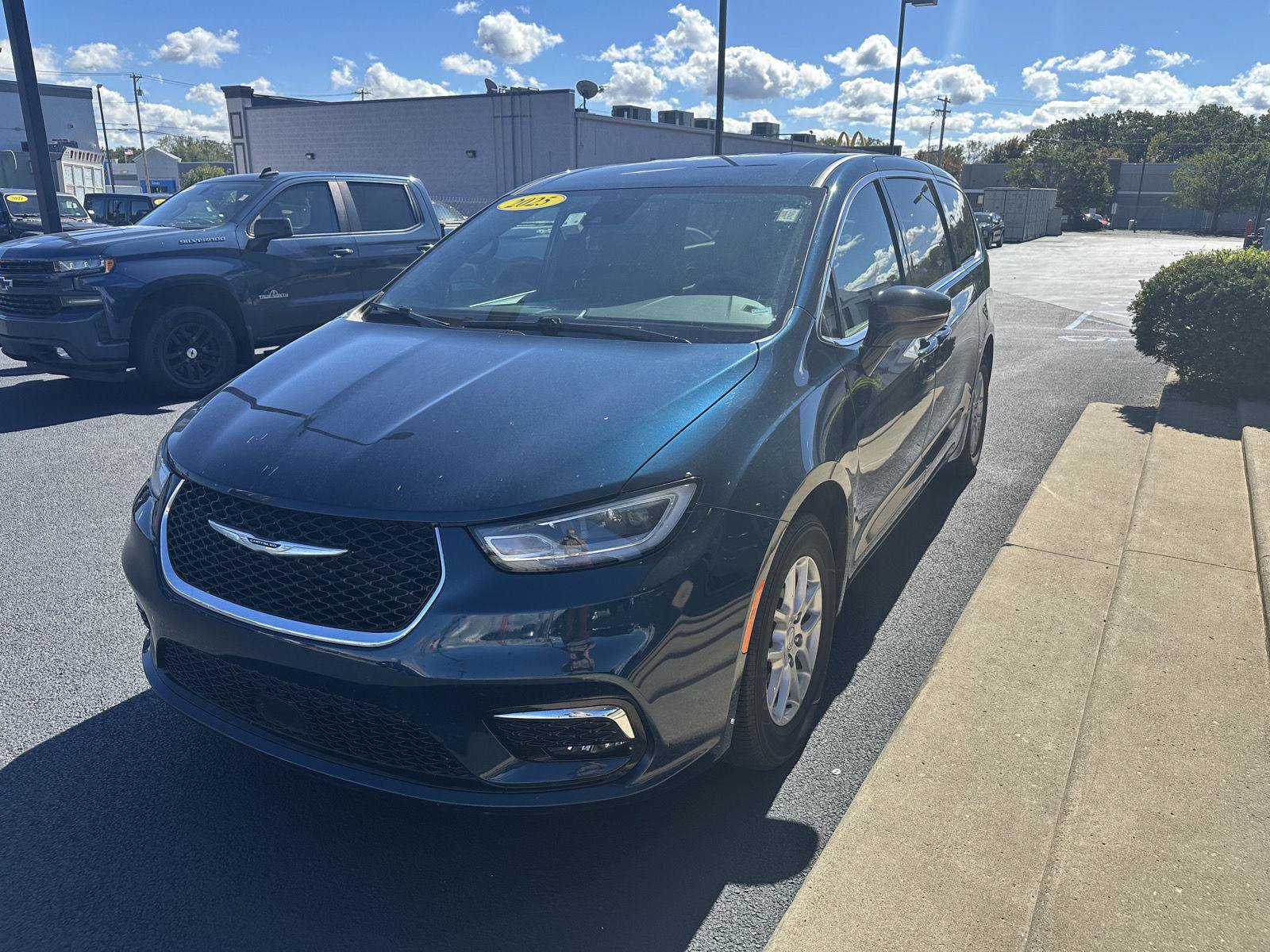 Used 2025 Chrysler Pacifica Select FWD image 5
