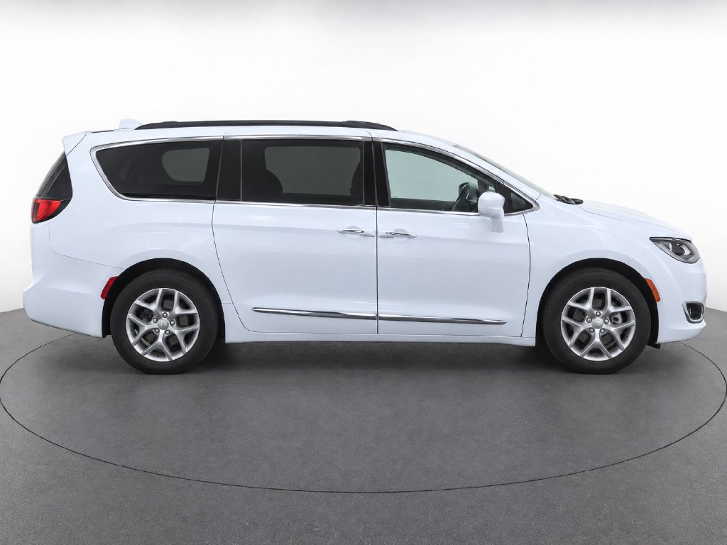 Used 2019 Chrysler Pacifica Touring-L Plus w/ Tire & Wheel Group FWD image 10