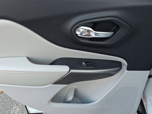 Used 2019 Jeep Cherokee Limited image 19