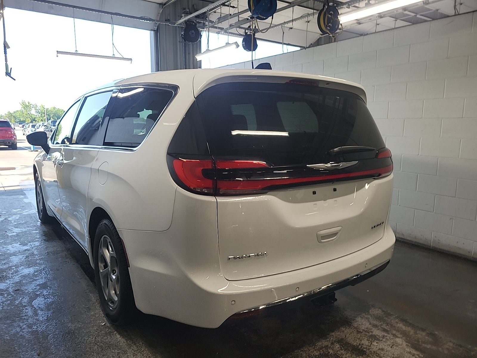 Used 2024 Chrysler Pacifica Limited w/ Trailer Tow Group FWD image 4