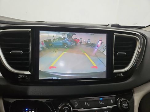 Used 2023 Chrysler Pacifica Touring-L FWD image 20