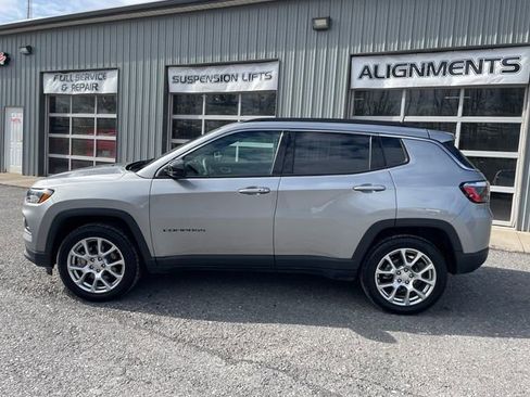 Used 2023 Jeep Compass Latitude w/ Sun and Sound Group AWD/4WD image 4