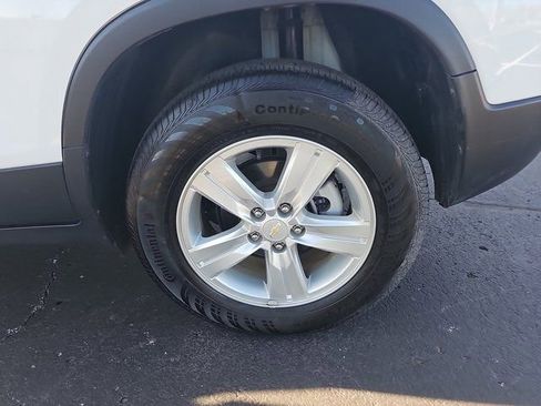 Used 2022 Chevrolet Trax LS w/ Tint and Cruise Package image 32
