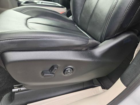 Used 2024 Chrysler Pacifica Touring-L image 26