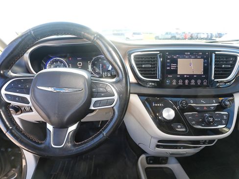 Used 2019 Chrysler Pacifica Touring-L Plus image 12