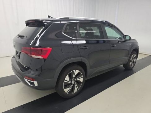 Used 2024 Volkswagen Taos SE w/ Panoramic Sunroof Package AWD/4WD image 4