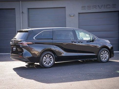 Used 2024 Toyota Sienna LE image 7
