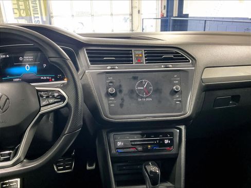 Used 2024 Volkswagen Tiguan SE R-Line image 18