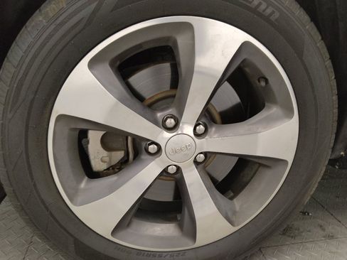 Used 2019 Jeep Cherokee Limited FWD image 31