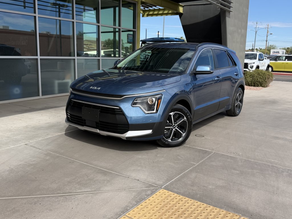 Used 2023 Kia Niro EX FWD image 2