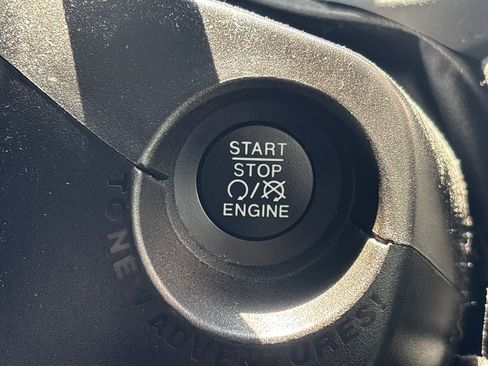 Used 2018 Jeep Renegade Latitude w/ Popular Equipment Group FWD image 19