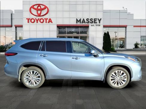 Used 2022 Toyota Highlander Platinum image 2