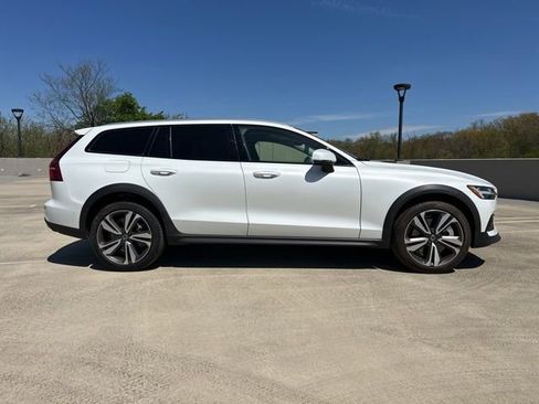 Certified 2025 Volvo V60 B5 Cross Country Plus AWD/4WD image 10