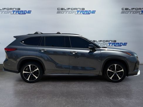 Used 2021 Toyota Highlander XSE FWD image 4