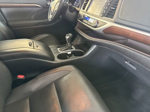 Used 2015 Toyota Highlander Limited w/ Driver Technology Package AWD/4WD image 18