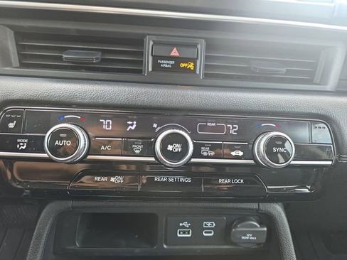 Used 2025 Honda Pilot Touring image 4