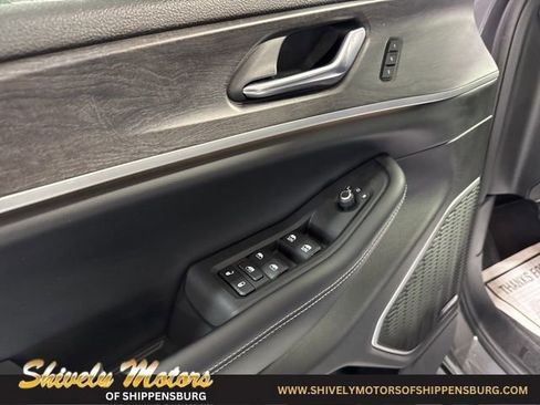 Used 2022 Jeep Grand Cherokee Limited image 13