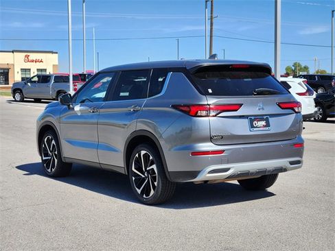 Used 2024 Mitsubishi Outlander SE image 5