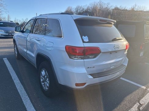 Used 2019 Jeep Grand Cherokee Laredo image 3