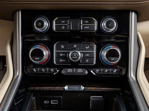 Used 2023 GMC Yukon Denali w/ Denali Reserve Package image 24