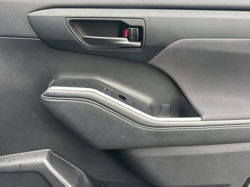 Used 2021 Toyota Highlander LE image 21